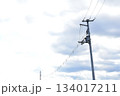 雲の多い空と電柱 134017211