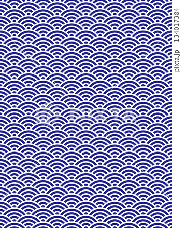 紺色の青海波のパターン 134017384