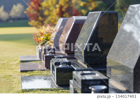 秋の霊園の風景。建ち並ぶ墓石のイメージ 134017401