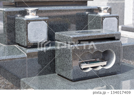 日本の墓石の焼香台と献花台のクローズアップイメージ 134017409