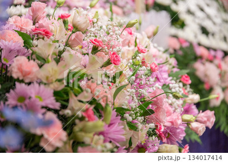 カラフルな花のデコレーション、冠婚葬祭の花束のイメージ カラフルな花のデコレーション、冠婚葬祭の花束のイメージ 134017414