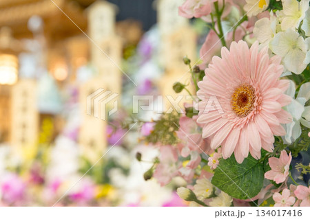 葬儀会場のピンクの花束 葬儀会場のピンクの花束 134017416
