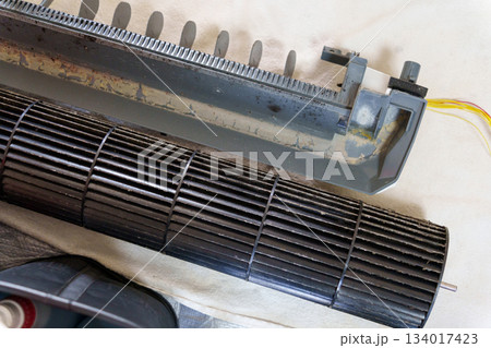 壁掛けエアコン分解クリーニング（取り外した送風ファン、ドレンパン） 134017423