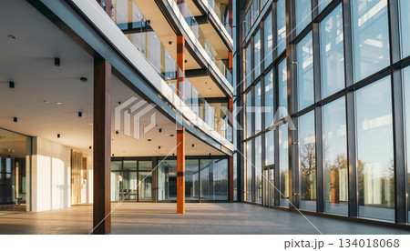 ガラス張りのモダンアトリウム空間 134018068