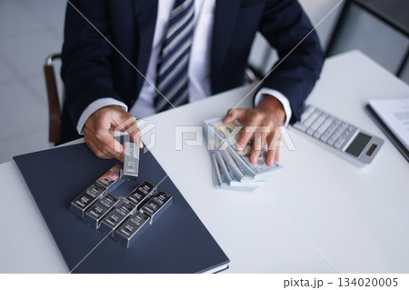 Silver Trading Businessman invest in trading silver, calculating profit price of buying and selling silver in the market. Silver Trading Businessman invest in trading silver, calculating profit price of buying and selling silver in the market. 134020005