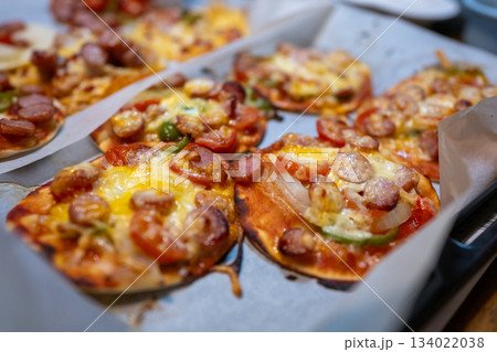 日本の一般家庭のとてもおいしいミニピザ 134022038