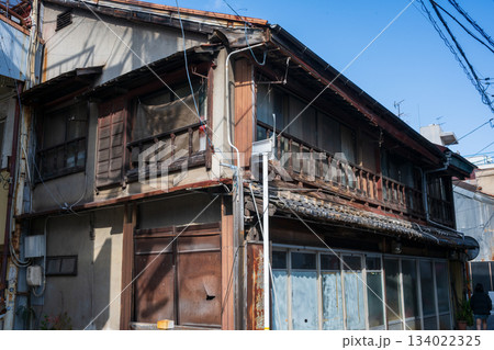 日本の広島県尾道市の古くてとても美しい建物 134022325