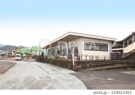 jr九州肥薩線の栗野駅 134023363