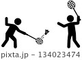 バドミントンのラリーをする2人の人物のシルエットイラスト 134023474