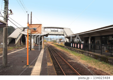 jr九州肥薩線の栗野駅のプラットホーム風景 134023484