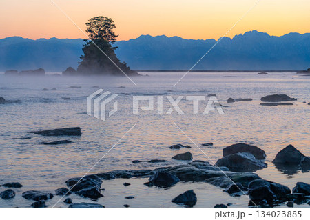 【冬の風物詩】雨晴海岸の気嵐とマジックアワー【富山県】 134023885