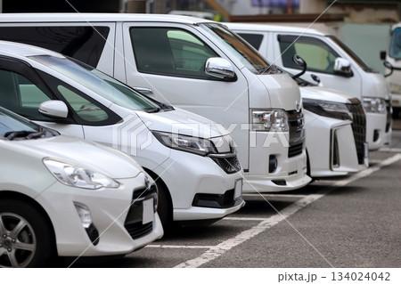 駐車場に並んだ乗用車　イメージ 134024042