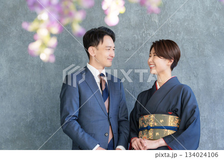 お見合いする30代男女(着物・スーツ・夫婦・カップル) お見合いする30代男女(着物・スーツ・夫婦・カップル) 134024106