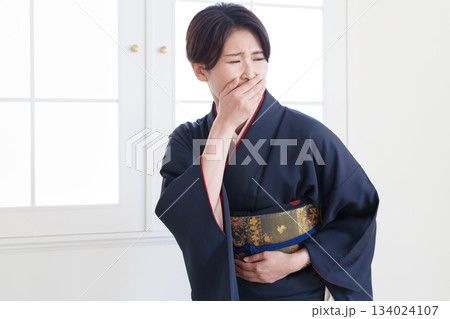 着物の帯が苦しい女性 134024107