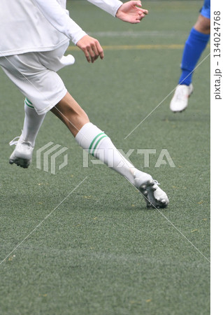 ボールを蹴るサッカー選手 134024768