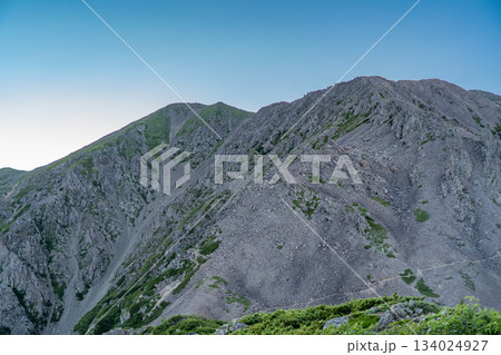 百閒平から見上げるマジックアワーの赤石岳　南アルプス赤石岳登山 134024927