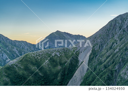 百閒平から見上げるマジックアワーの悪沢岳　南アルプス赤石岳登山 134024930