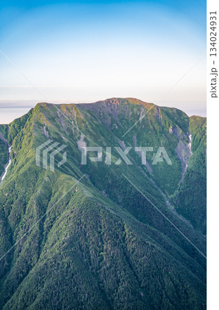 百閒平から見上げるマジックアワーの聖岳(前聖岳と奥聖岳) 南アルプス赤石岳登山 百閒平から見上げるマジックアワーの聖岳(前聖岳と奥聖岳) 南アルプス赤石岳登山 134024931