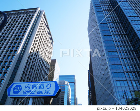 高層ビルを見上げるオフィス街の風景｜大手町 134025029