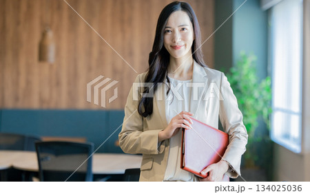 オフィスで働くビジネスウーマン 134025036