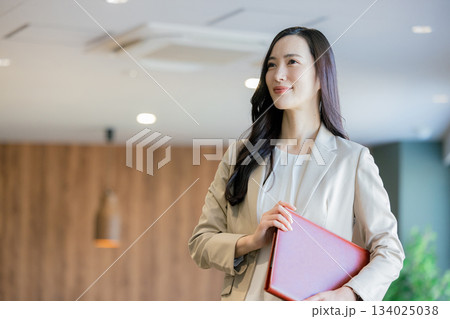 オフィスで働くビジネスウーマン 134025038