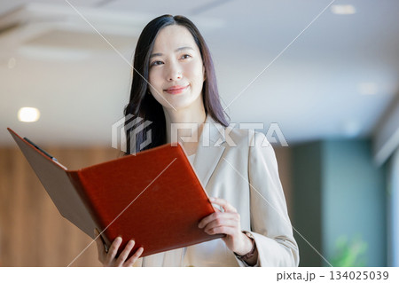 オフィスで働くビジネスウーマン オフィスで働くビジネスウーマン 134025039