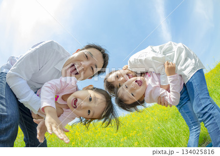 菜の花畑で遊ぶ4人家族 134025816