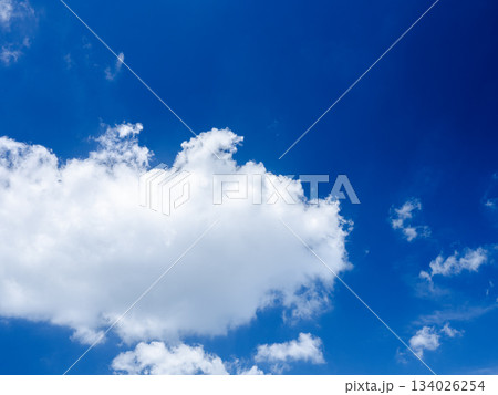 白い雲が浮かぶ青空 文字スペース 白い雲が浮かぶ青空 文字スペース 134026254