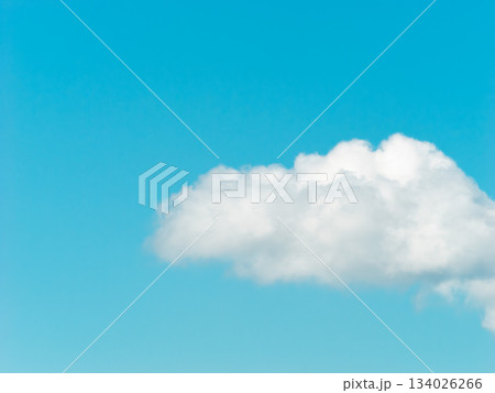 白い雲が浮かぶ青空 ミニマル 白い雲が浮かぶ青空 ミニマル 134026266