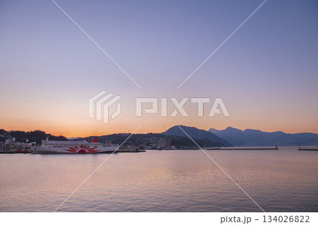 夕暮れの別府湾に停泊する船と西大分港の穏やかな海景色 夕暮れの別府湾に停泊する船と西大分港の穏やかな海景色 134026822