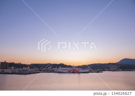 夕暮れの別府湾に停泊する船と西大分港の穏やかな海景色 134026827