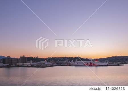 夕暮れの別府湾に停泊する船と西大分港の穏やかな海景色 夕暮れの別府湾に停泊する船と西大分港の穏やかな海景色 134026828