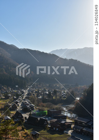 紅葉に包まれる白川郷 134026849