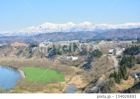 早春残雪の越後三山・信濃川風景 134026891