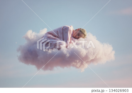 雲の上で眠る幻想的な人物のドリームイメージ 雲の上で眠る幻想的な人物のドリームイメージ 134026903