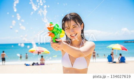 夏に弾ける笑顔、太陽の下で輝く水着の日本人女性 134027619