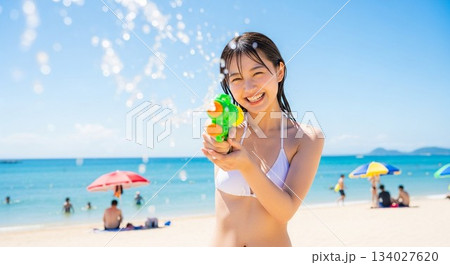 夏に弾ける笑顔、太陽の下で輝く水着の日本人女性 134027620