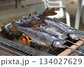 炭火で焼くアマゴ 134027629