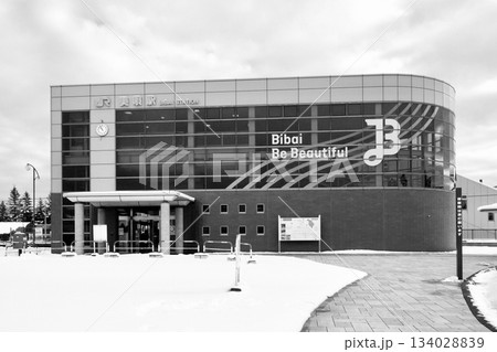 雪が積もる12月の美唄駅「白黒」 雪が積もる12月の美唄駅「白黒」 134028839
