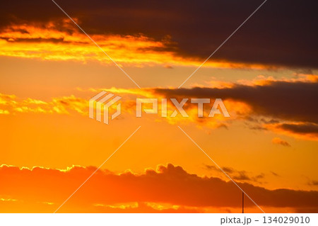 綺麗に色づいた夕焼け雲は刻々と形を変えていく 134029010