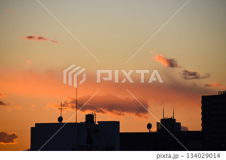 綺麗に色づいた夕焼け雲は刻々と形を変えていく 134029014