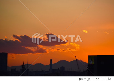 綺麗に色づいた夕焼け雲は刻々と形を変えていく 134029018