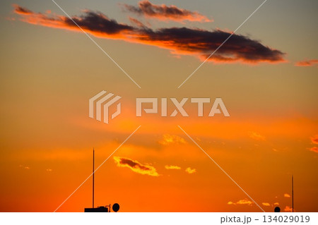綺麗に色づいた夕焼け雲は刻々と形を変えていく 134029019