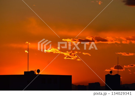 綺麗に色づいた夕焼け雲は刻々と形を変えていく 134029341