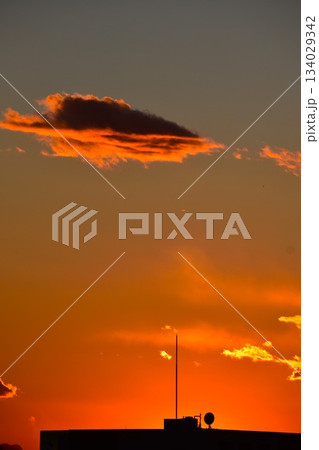 綺麗に色づいた夕焼け雲は刻々と形を変えていく 綺麗に色づいた夕焼け雲は刻々と形を変えていく 134029342