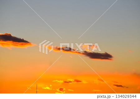綺麗に色づいた夕焼け雲は刻々と形を変えていく 134029344