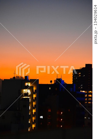 綺麗に色づいた夕焼け雲は刻々と形を変えていく 134029614
