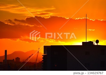 綺麗に色づいた夕焼け雲は刻々と形を変えていく 134029767