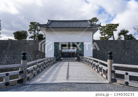 晩秋の二条城　本丸櫓門と東橋　京都市中京区 134030235
