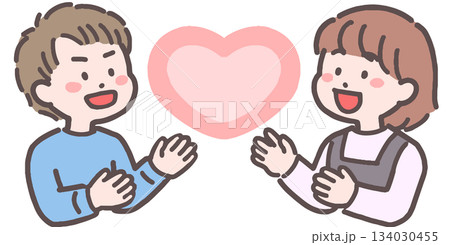 男の子と女の子がハートと向き合うイラスト 134030455